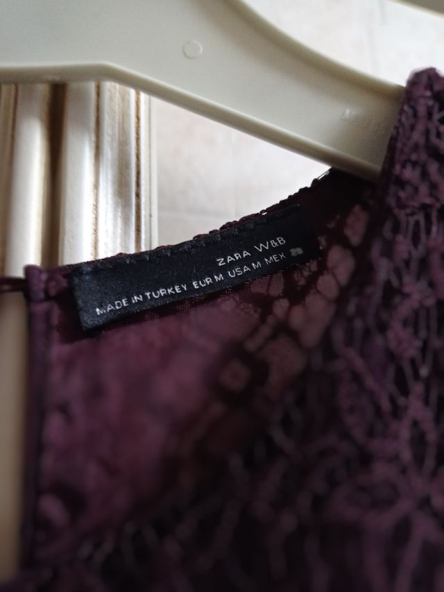 Vestido cóctel burdeos de Zara