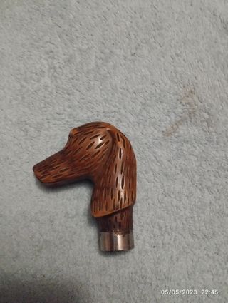 CABEZA DE PERRO TALLADA 