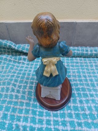 Figura niña porcelana