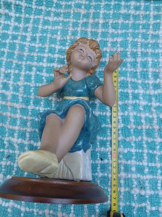 Figura niña porcelana