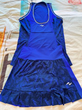 Camiseta y falda azul con estampado NAFFTA