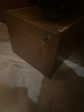 Escritorio grande con cajonera de 3 cajones y llav