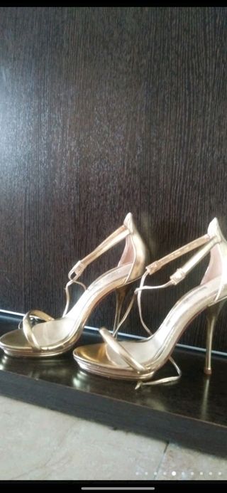 Sandalias Buffalo Doradas Tacón.T 38.Muy Elegante!