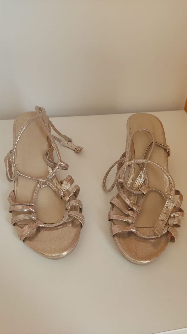 Sandalias doradas sin estrenar