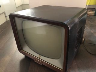Antigua televisión o televisor philips de madera