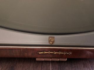 Antigua televisión o televisor philips de madera