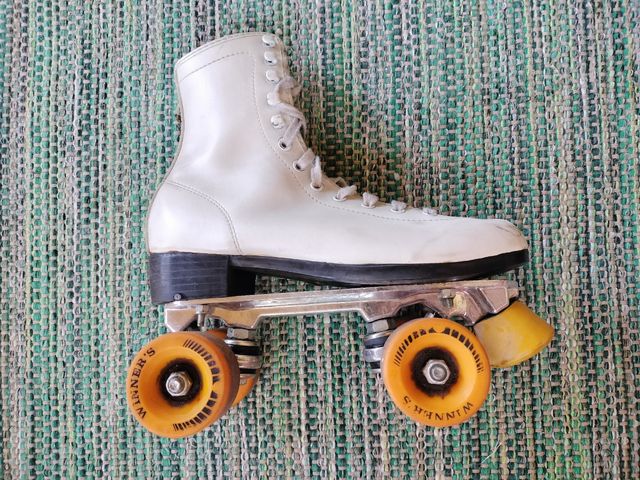 Patines 4 ruedas piel blancos .