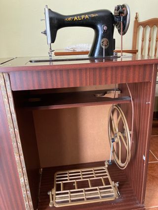 Máquina de coser ALFA antigua