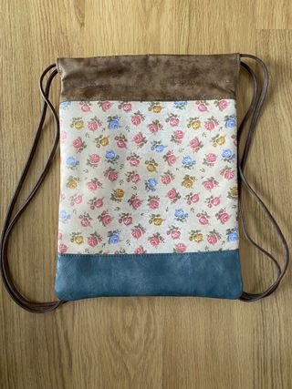 Mochila tipo saco imitación cuero
