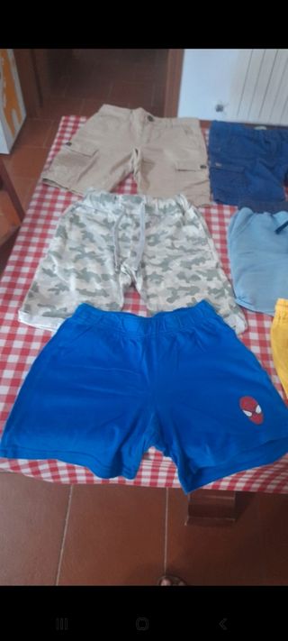 6 pantaloncini corti 5 anni in buone condizioni.