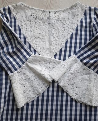 blusa azul y blanca encaje