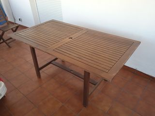 mesa de madera y 4 silla