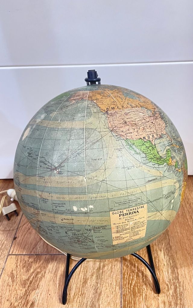 Globo terráqueo de cristal antiguo