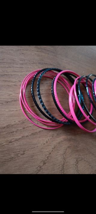 Bracciali in acciaio color fucsia e nero