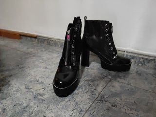 Botas Charol mujer negras Zara n° 41.
Botines