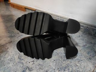 Botas Charol mujer negras Zara n° 41.
Botines