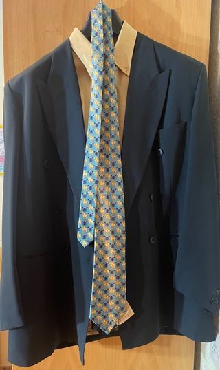 Traje de hombre con camisa y corbata