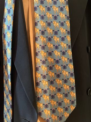 Traje de hombre con camisa y corbata