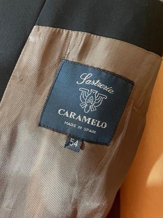 Traje de hombre con camisa y corbata