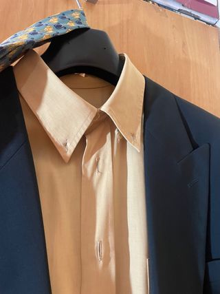 Traje de hombre con camisa y corbata