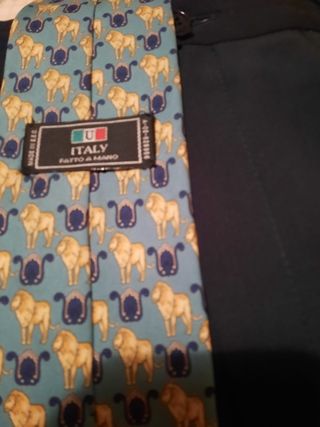 Traje de hombre con camisa y corbata