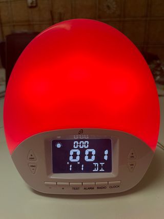 Reloj-despertador con luz y música.