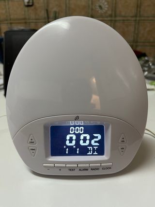 Reloj-despertador con luz y música.