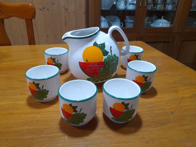 Brocca e bicchieri per sangria o per succhi di frutta