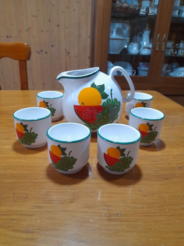 Brocca e bicchieri per sangria o per succhi di frutta