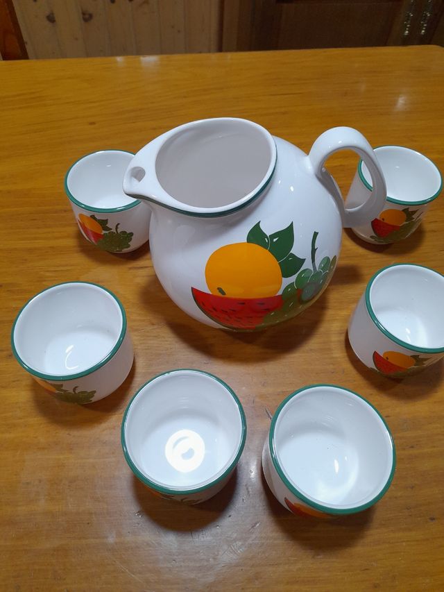 Brocca e bicchieri per sangria o per succhi di frutta