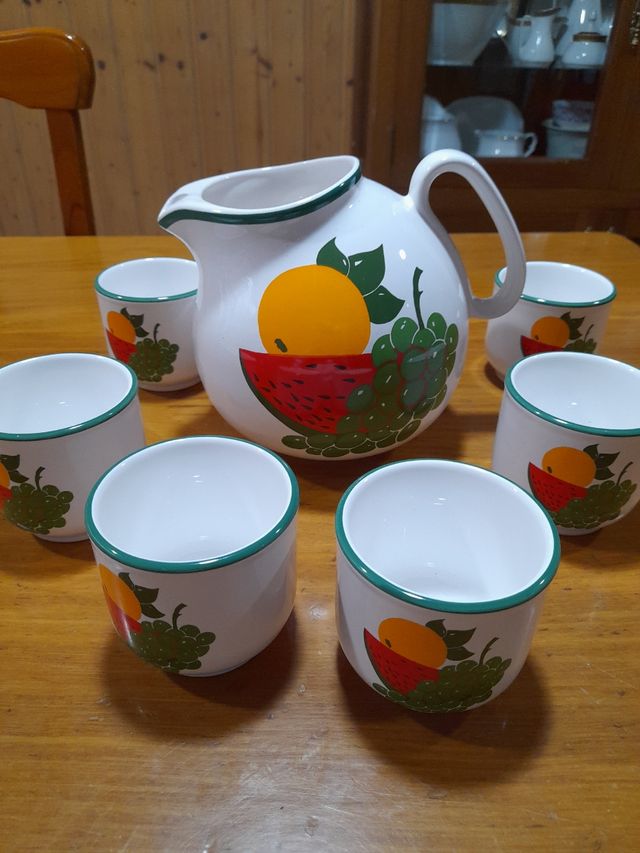 Brocca e bicchieri per sangria o per succhi di frutta