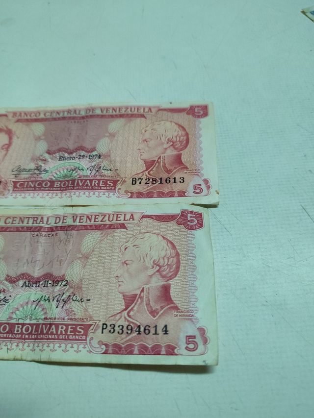 dos billetes de 5 bolívares