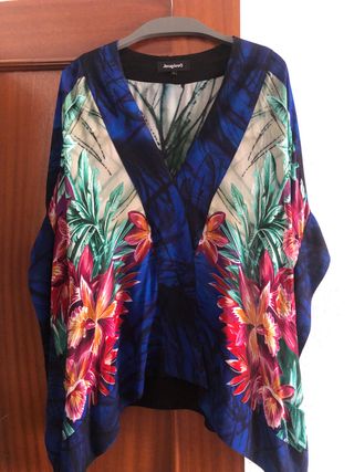 Poncho desigual sin uso tipo blusa talla s