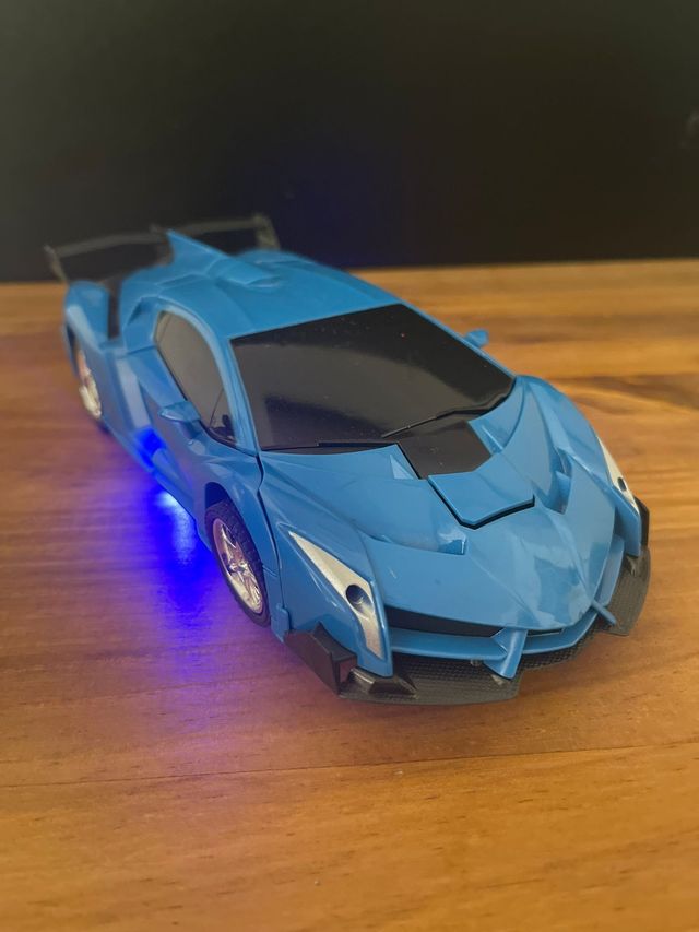 Coche teledirigido transformer.
