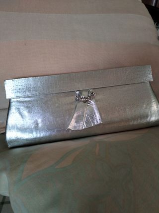 Bolso de mano o clutch plateado 🤍🩶