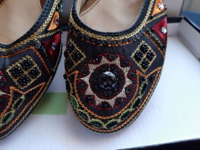 Mules com bordado e pedraria tamanho 37
