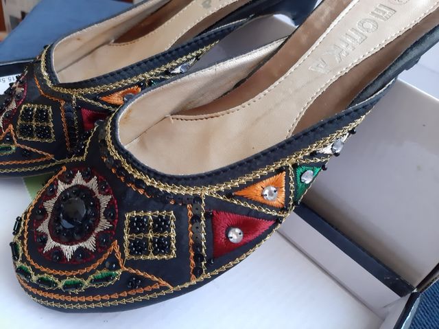 Mules com bordado e pedraria tamanho 37