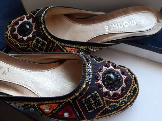 Mules com bordado e pedraria tamanho 37