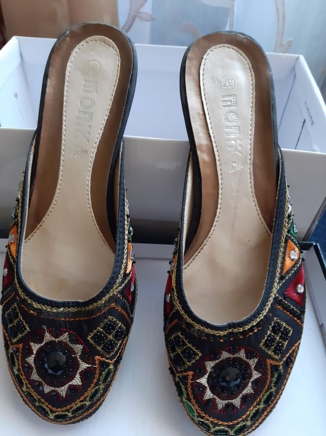 Mules com bordado e pedraria tamanho 37