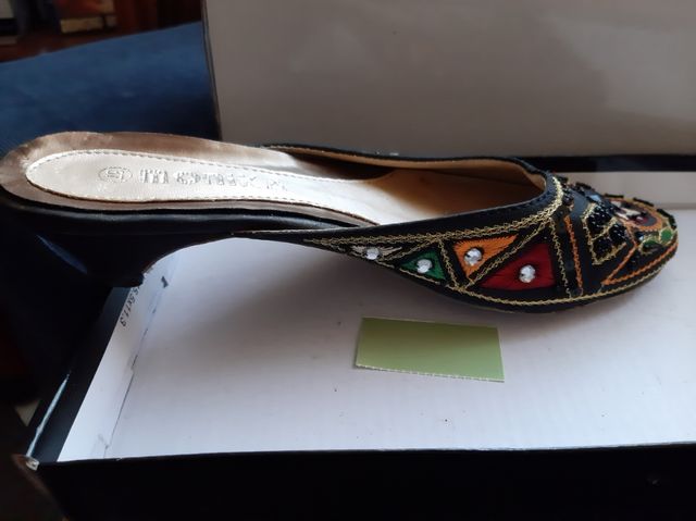 Mules com bordado e pedraria tamanho 37