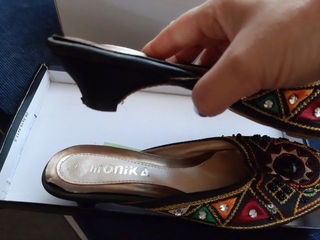 Mules com bordado e pedraria tamanho 37