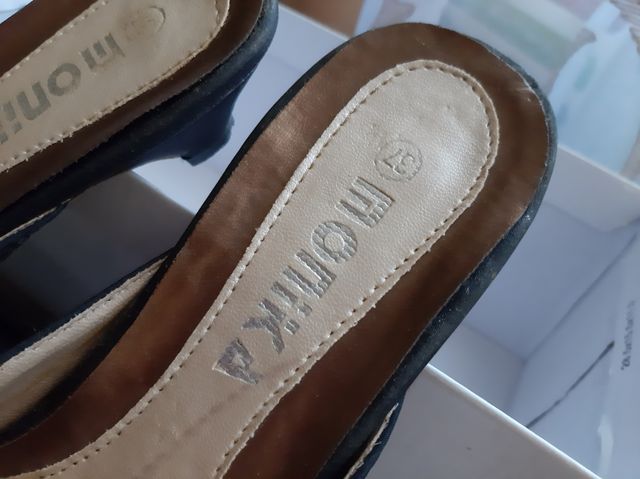 Mules com bordado e pedraria tamanho 37