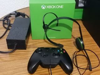 Consola XBOX ONE 500GB mas mando, cascos, juegos.