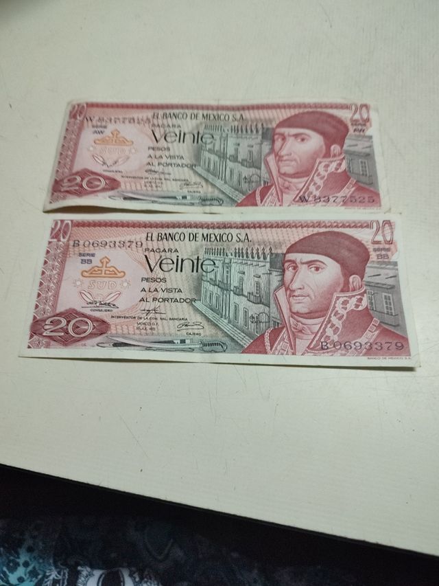 dos billetes de 20 pesos mexicanos