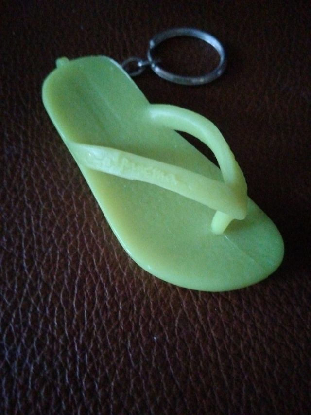 llavero sandalia marca Ipanema