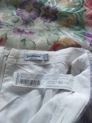 Mini falda Stradivarius.