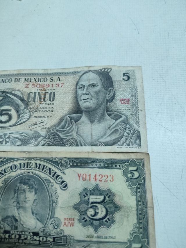 dos billetes de 5 pesos de año 1972y 1963