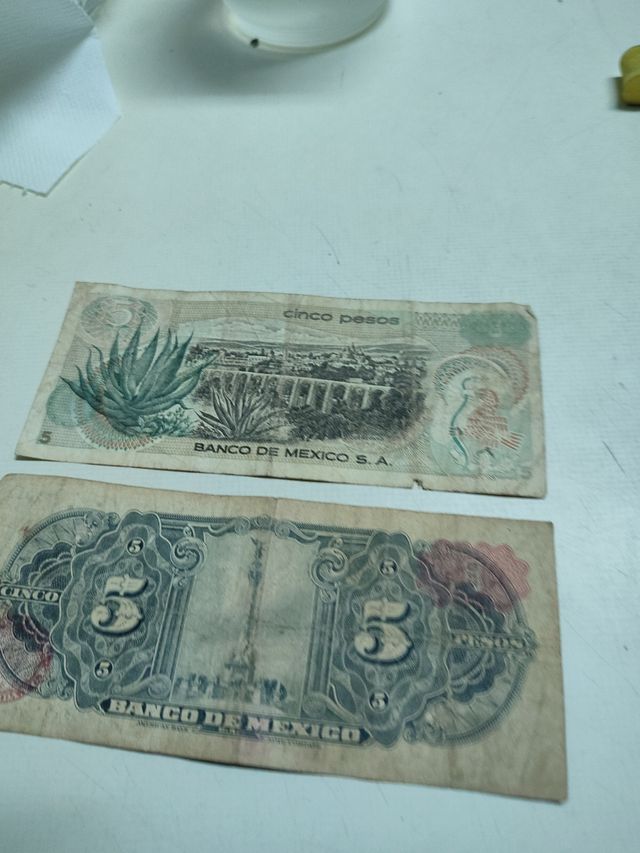 dos billetes de 5 pesos de año 1972y 1963