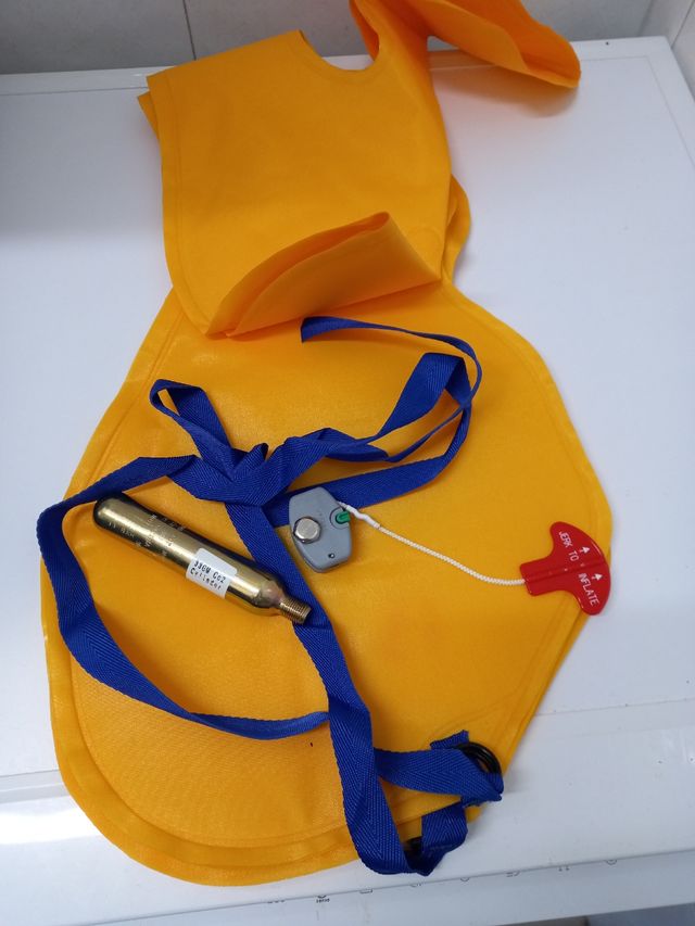 Giubotto Salvagente omogato gonfiabile bomboletta