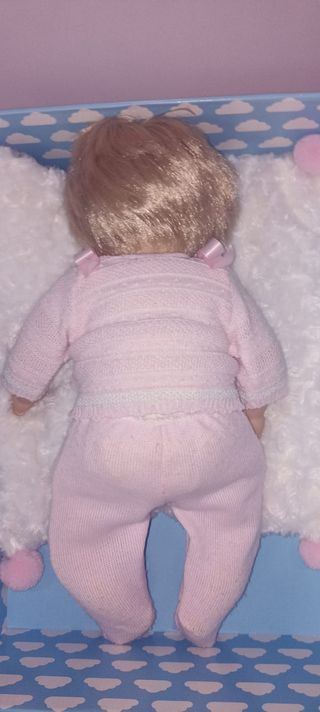 Muñeca. reborn. cuerpo de tela. ojos abiertos. niñ